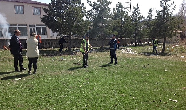 Hanak Belediye başkanı Kurukaya, işe temizlikle başladı