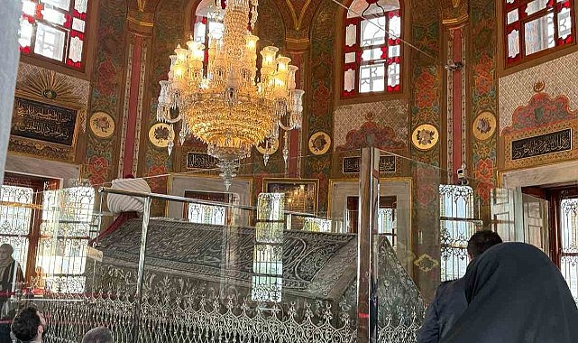 İstanbul’da vatandaşlar türbeleri ziyaret etti