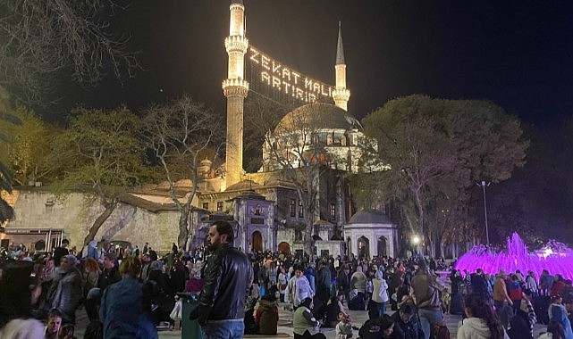 Kadir Gecesi’nde vatandaşlar Eyüpsultan’a akın etti