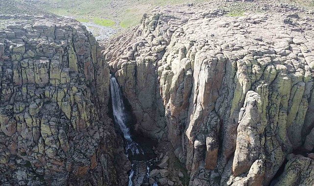 Kar ve yağmur sularıyla coşan Çır Şelalesi dron ile görüntülendi