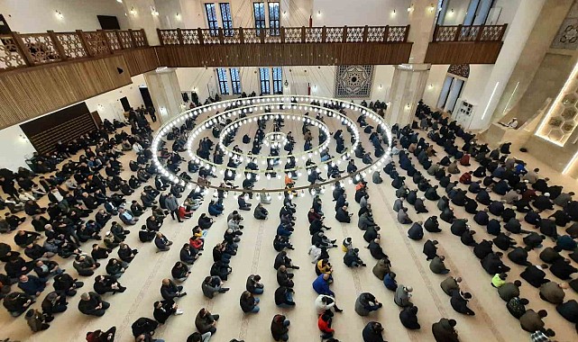 Kars'ta bayram namazında camiler doldu taştı