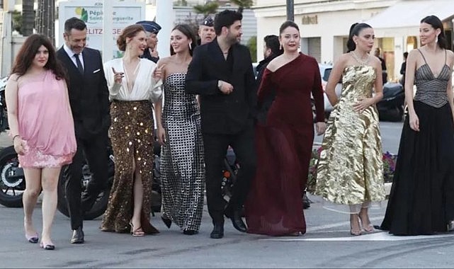 Kızılcık Şerbeti ekibi Cannes'da! Feyza Civelek'in kombini alay konusu oldu