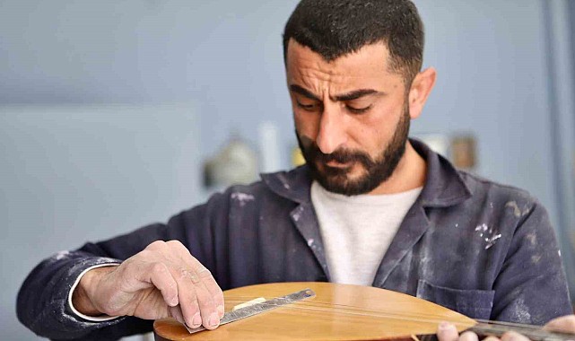 Merak saldığı bağlamanın her bir telini titizlikle işliyor