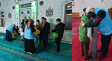 Müftü, çocuklara balon dağıttı