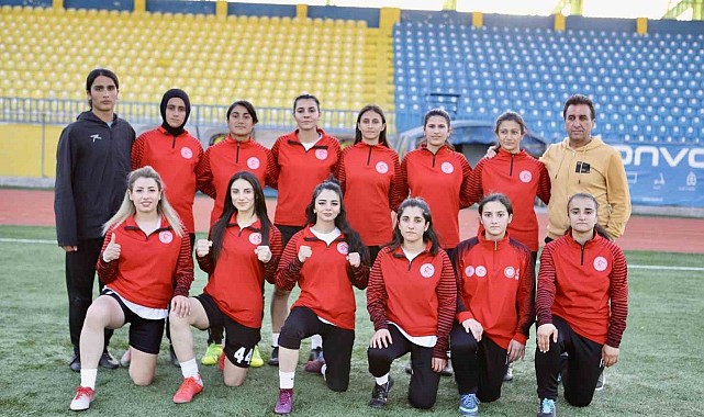Önyargılara meydan okuyan Ağrı'nın tek kadın futbol takımı zirveye yükseliyor