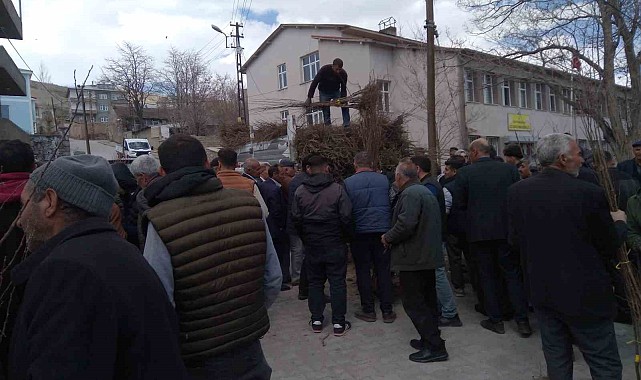Özalp'ta çiftçilere meyve fidanı dağıtımı