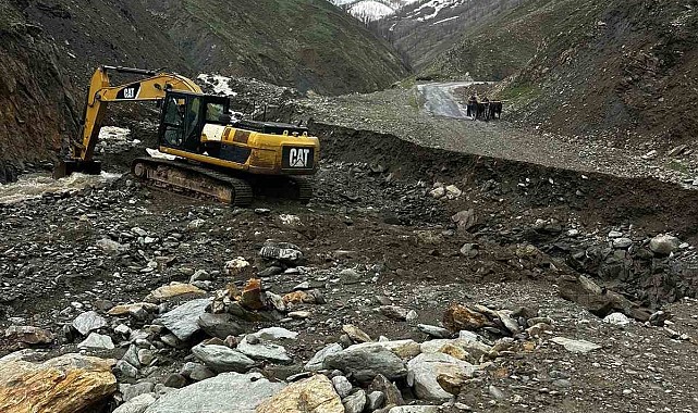 Sel felaketi köy yolunu ikiye ayırdı, ekipler hamile kadın için seferber oldu