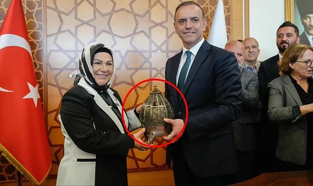 Şeyma Döğücü'nün seçimi kaybettiği rakibine verdiği hediye devir-teslim törenine damga vurdu