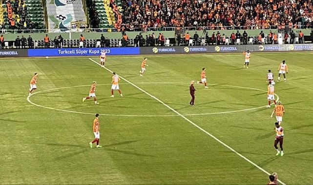 Süper Kupa'da Fenerbahçe'nin sahadan çekilmesi sonrası Galatasaraylılar kendi arasında maç yaptı