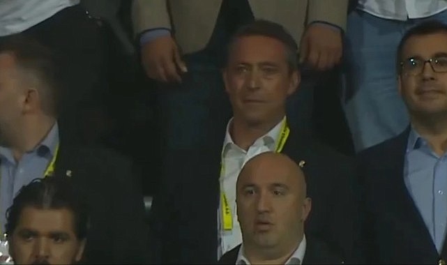Süper Kupa maçı öncesinde tribünlerden "Ali Koç dışarı" tezahüratları yapıldı