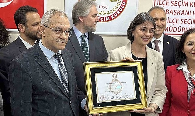 Üsküdar Belediye Başkanı Sinem Dedetaş mazbatasını aldı