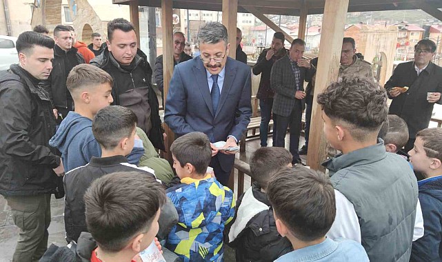 Vali Çelik'ten çocuklara bayram harçlığı
