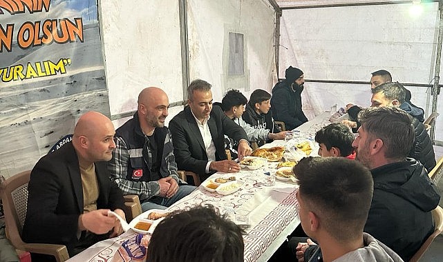 Vali Çiçek, Dernek iftarında orucunu açtı
