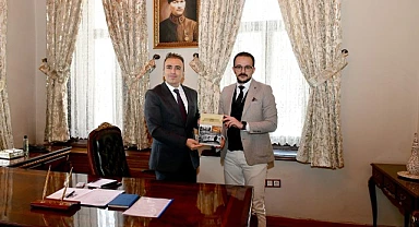 Vali Çiçek'e Veteriner Hekim Saraçoğlu'ndan özel hediye