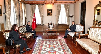 Vali Çiçek koltuğunu küçük Zeynep'e devretti