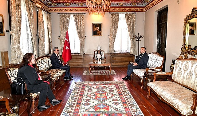 Vali Çiçek koltuğunu küçük Zeynep'e devretti