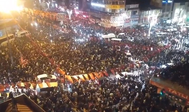 Van'da mazbata krizinin aşılmasından sonra protestolar, yerini sevinç gösterilerine bıraktı