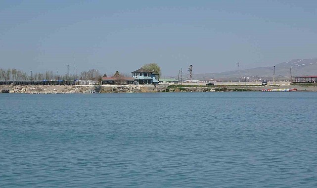 Yağış sonrası Van Gölü'nün su seviyesi yükselmeye başladı