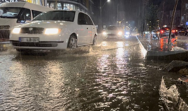 Yüksekova'da caddeler göle döndü, araçlar adeta suda yüzdü
