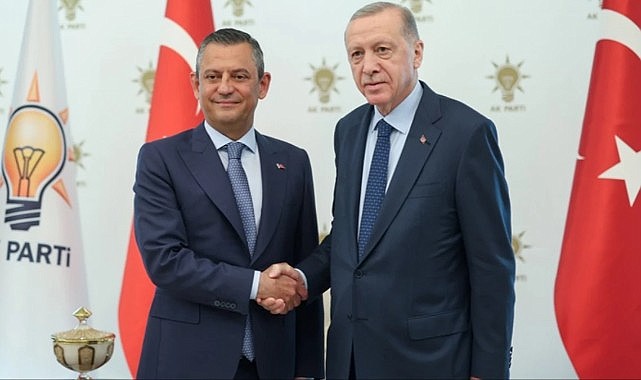 AK Parti Genel Merkezi'ndeki zirve kafaları karıştırdı: Özel'e mi jest yoksa Bahçeli'ye mi?