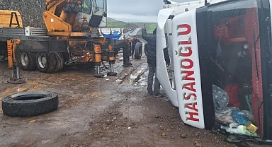 Ardahan'da dorsesinde pirinç taşıyan tır devrildi