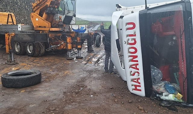 Ardahan'da dorsesinde pirinç taşıyan tır devrildi