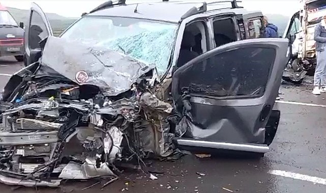 Ardahan’da kafa kafaya çarpışan iki araç hurdaya döndü: 2 yaralı