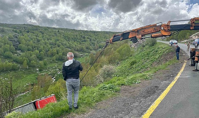 Ardahan'da virajı alamayan tır şarampole yuvarlandı
