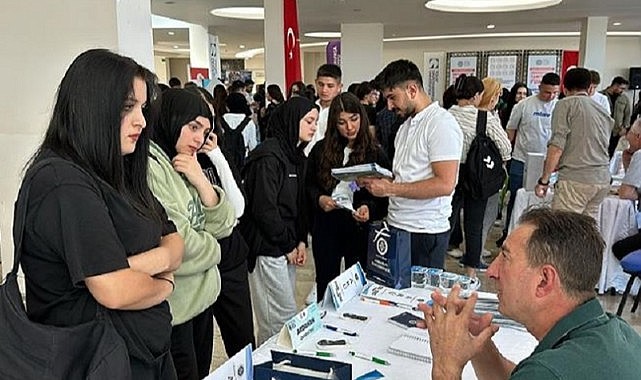 ARÜ, lise öğrencilerinin üniversite tercihi için dil döktü