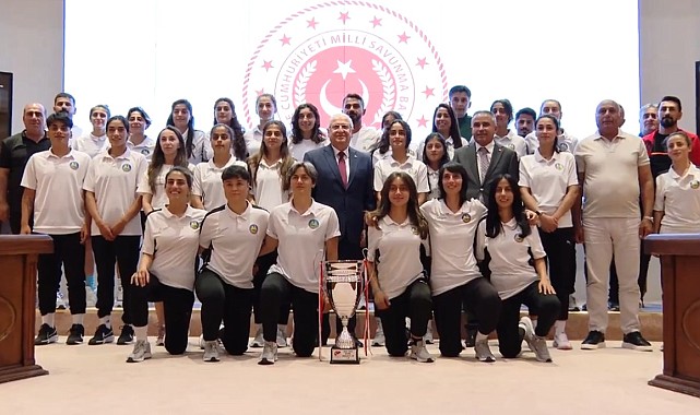 Bakan Güler, Yüksekova Belediyespor'un kadın futbolcularını ağırladı
