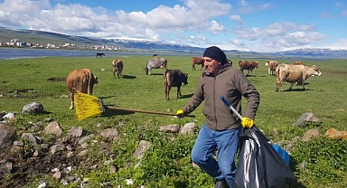Belediye personelinden temizlik esnasında inek trafik kontrolü