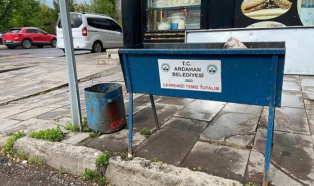 Belediyenin koyduğu 'çöp kovası' görüntü kirliliği yapıyor