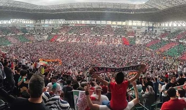 Böyle kutlama görülmedi! Son düdük çaldı, taraftarlar sahaya indi