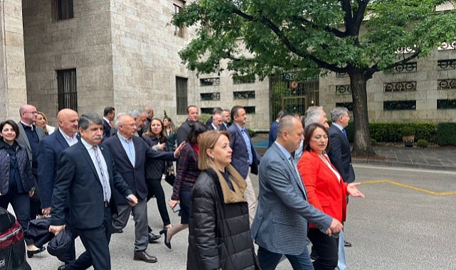 CHP yeni müfredat taslağını protesto için Milli Eğitim Bakanlığı'na yürüdü