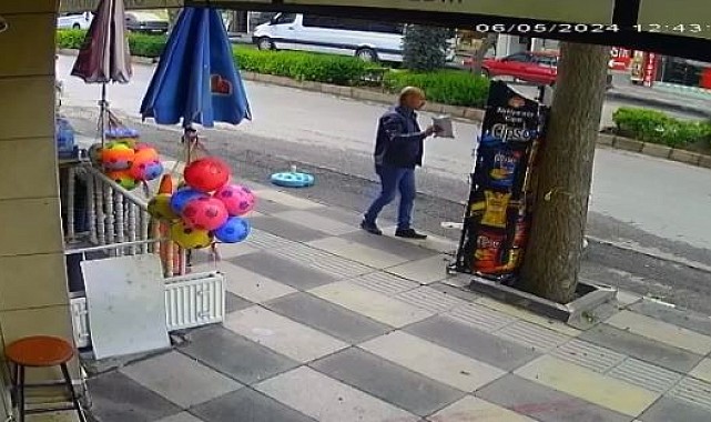Cips çalmaya çalışan karga dükkan sahibine yakalanınca kaçtı