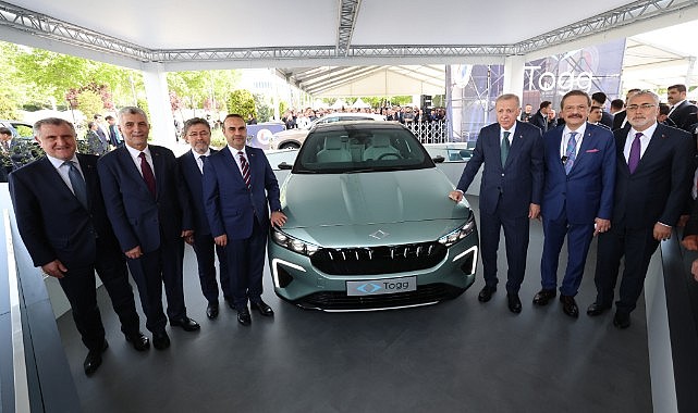 Cumhurbaşkanı Erdoğan, Togg’un yeni modeli T10F’i inceledi