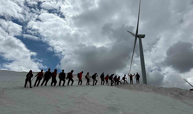 Dağcılar yenilenebilir enerjiye dikkat çekmek için tırmandı