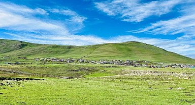 Dağların zirvesinde kış, eteklerinde bahar