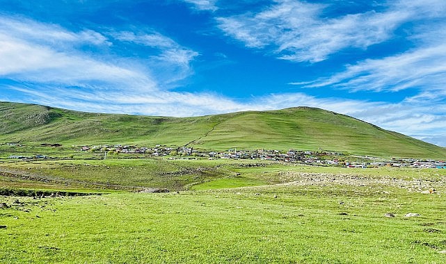 Dağların zirvesinde kış, eteklerinde bahar