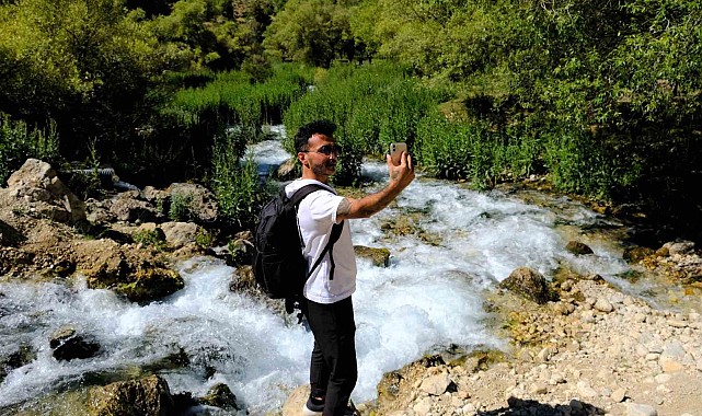Doğa harikası Girlevik Şelalesi'ne hayat veren gözeler, doğaseverlerin uğrak yeri oldu