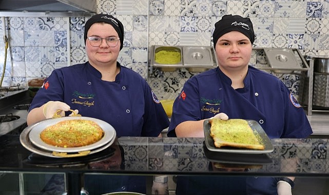 Evinde anne, tezgahta tatlıcı, iş yerinde patron