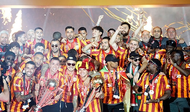 Galatasaray’dan 3 kupalı kutlama