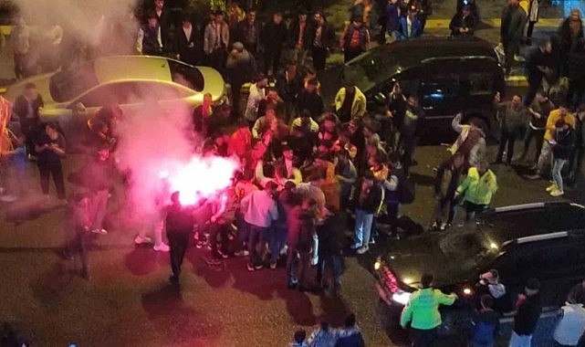 Galatasaraylı taraftarlar şampiyonluğu kutladı