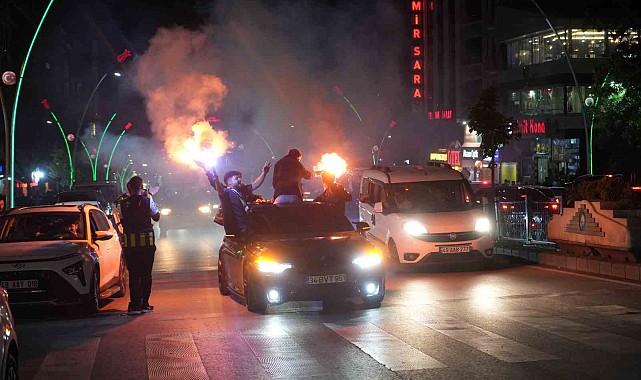 Galatasaraylı taraftarlar takımlarına destek olmak için sokakta şampiyonluk şarkıları söyledi