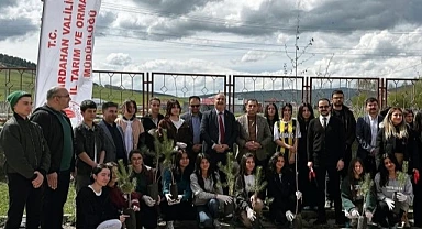 Göle'de öğrenciler fidan dikti