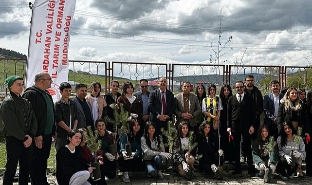 Göle'de öğrenciler fidan dikti