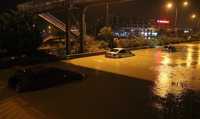 Hatay’da caddeler göle döndü, araçlar suya gömüldü