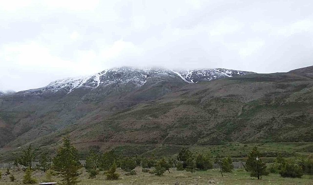 Hazarbaba Dağı'na kar yağdı
