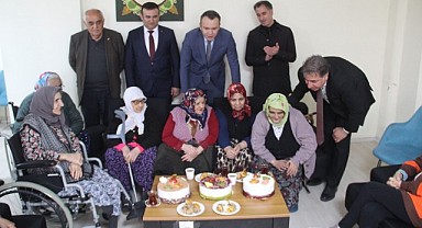 Huzurevi'ndeki anneler unutulmadı