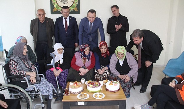 Huzurevi'ndeki anneler unutulmadı
